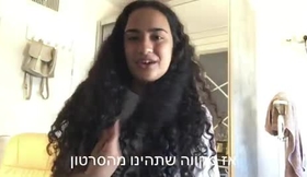 לומדת לנגן בפסנתר #1