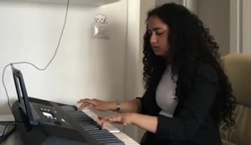לומדת לנגן בפסנתר 3#