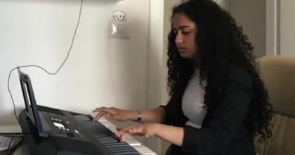 לומדת לנגן בפסנתר 3#